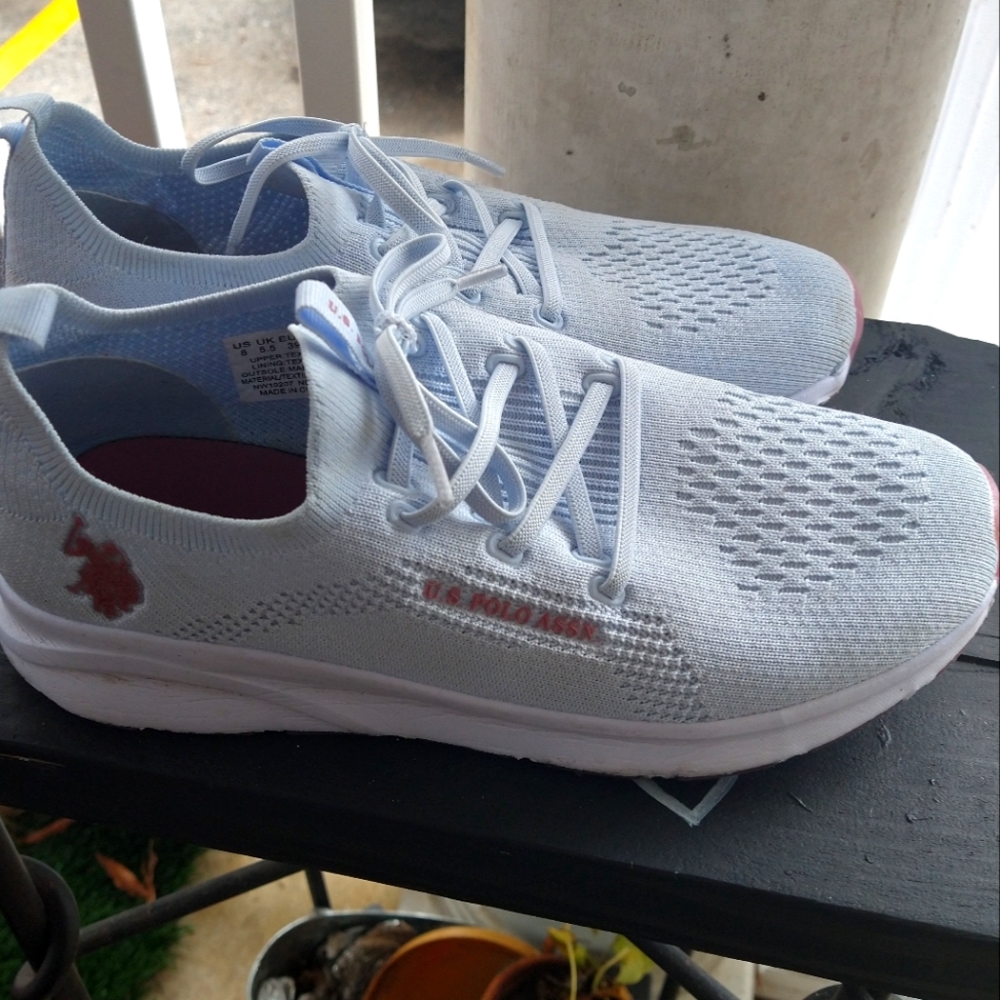 Women tennis shoes